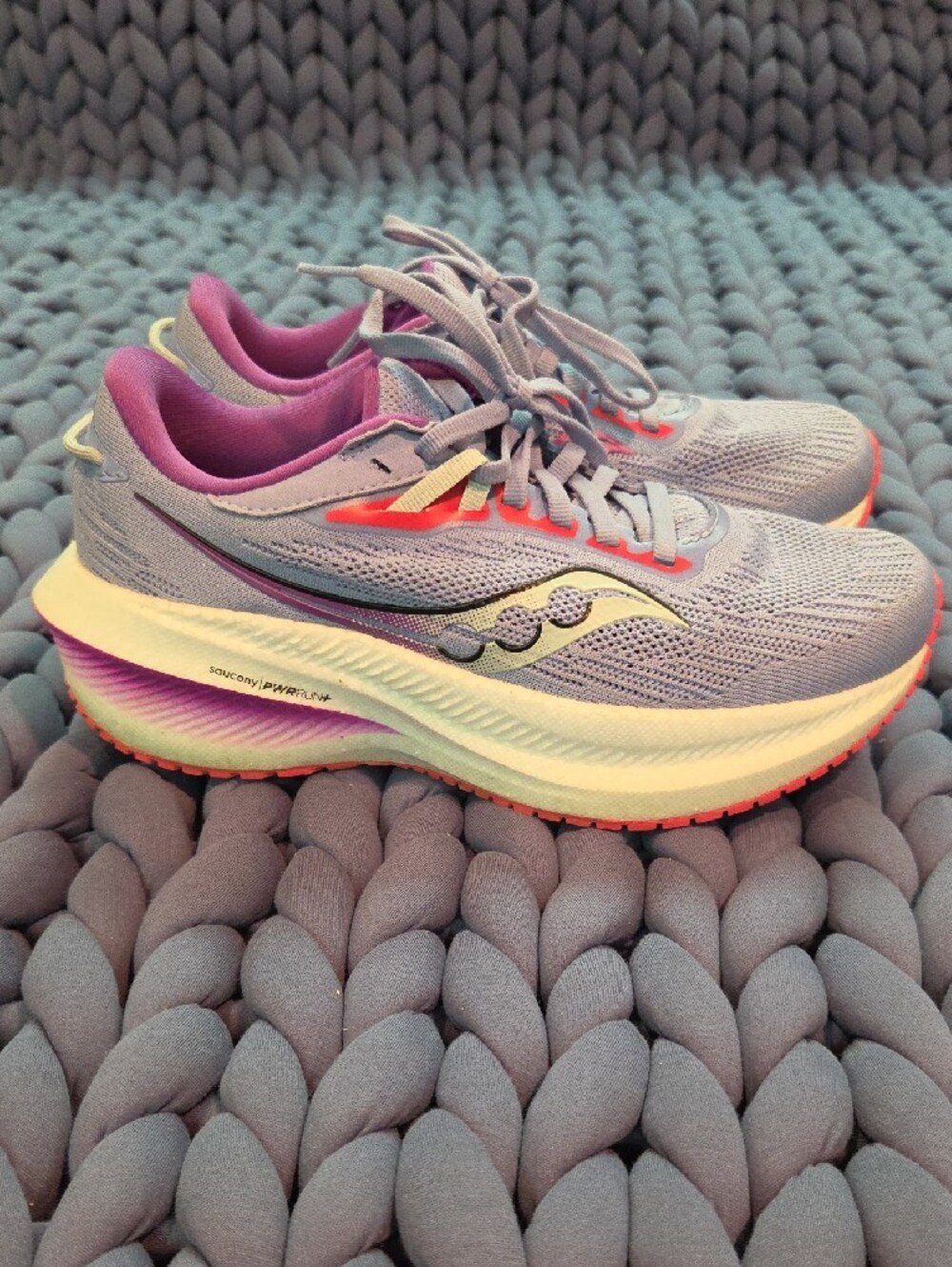 Saucony Triumph Women's Lavender Running Sneakers with Pink Accents - Picture 4 of 5